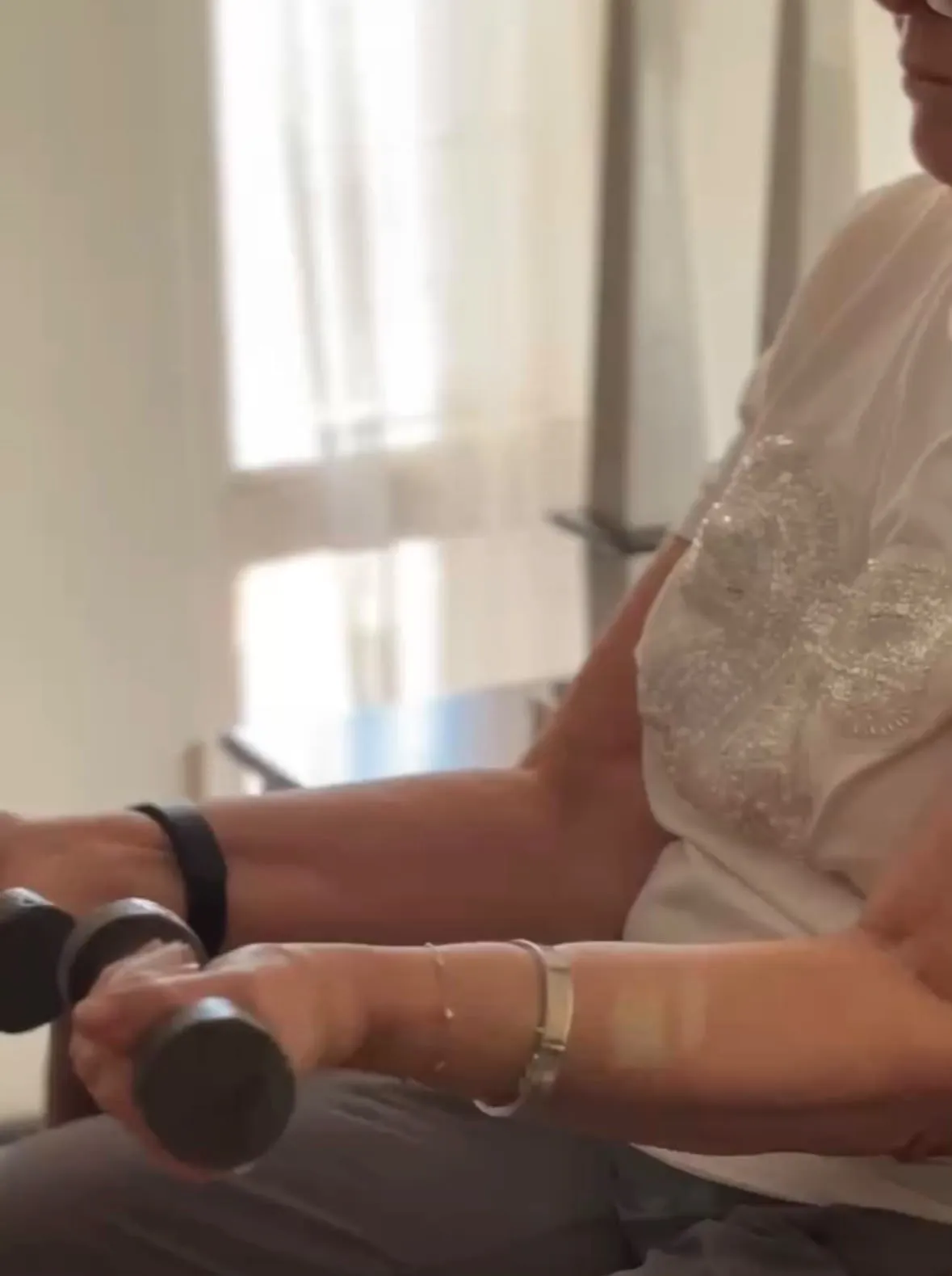Trabajo de fuerza de brazos con mancuerna, sentada